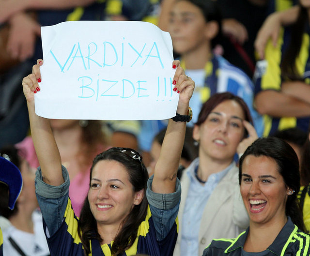 Sarı-lacivert Şampiyon Fener demeye çalışıyoruz ama olmuyor olmuyor :) Yanimdaki teyze anons için "ne diyor" diyor yaa :) -