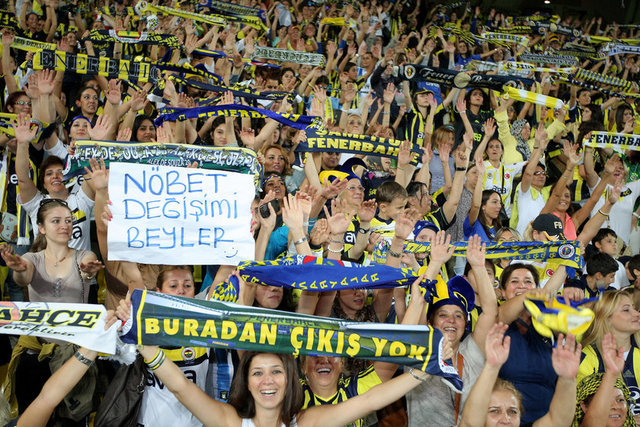 Türk futbol tarihinde ilk kez gerceklesen bu olay inanılmaz değil mi sizce de? Bütün bayanlar tezahüratları biliyor helal valla bayıldım:)