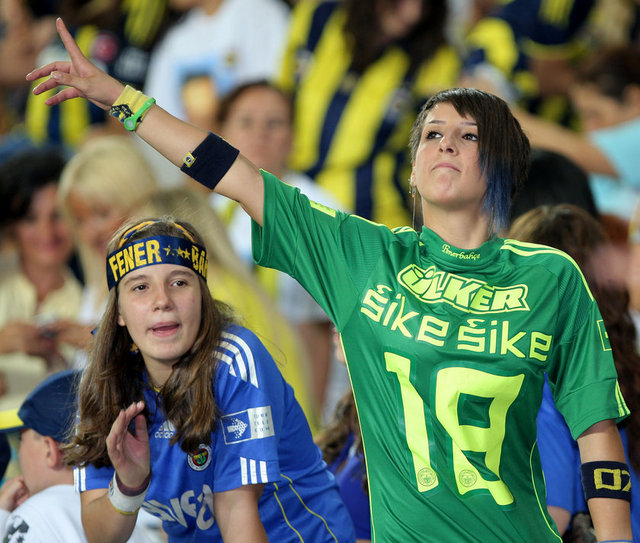 Fenerbahçe - Manisaspor maçı girişinde yapılan aramalarda çok sayıda tığ ele geçirildi.