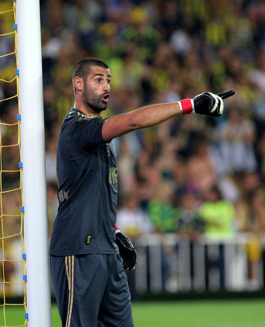 Soyunma odasına bir tencere kisirla girmeye çalışan bayan taraftar zor - zaptedildi :) -