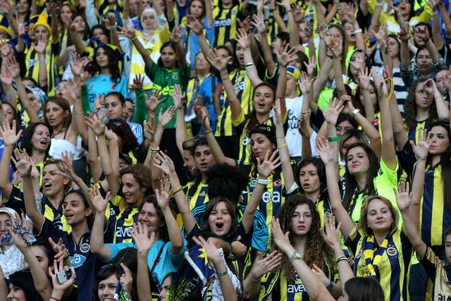 Hakemin kafasına tribünlerden sigara böreği geldi. Fenerli futbolcular - ağızlarında sarma ile sahaya çıktı :) -