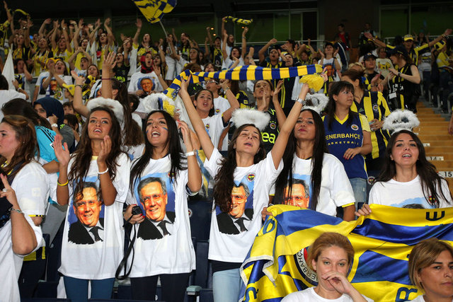 staddaki kadınlar ayyyyyy diye bağırsalar rakip ataktayken yemin ediyorum rakip sahayı terk eder ...