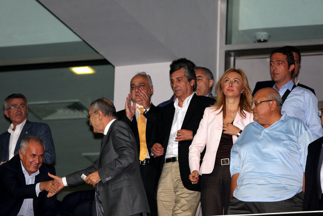 İyi ki Fenerbahçe'liyim de kendi takımım yerine başka takımlarla ilgilenip, onlarla ilgili konuşmak zorunda kalmıyorum.