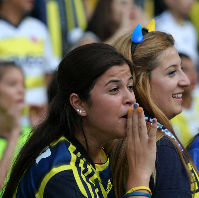 Çok iyi ya. 2002 dünya kupası Japon taraftarları hatırladım. çok iyi ya dünya:) Helal olsun.