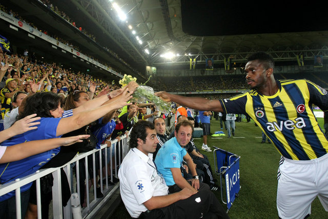 30 Derece sıcakta yüzlerce metre kuyruk bekleyip azimle mabede koşan SARILACİVERT Analar,çocuklar FENERBAHÇE sizinle ilelebet gurur duyacak