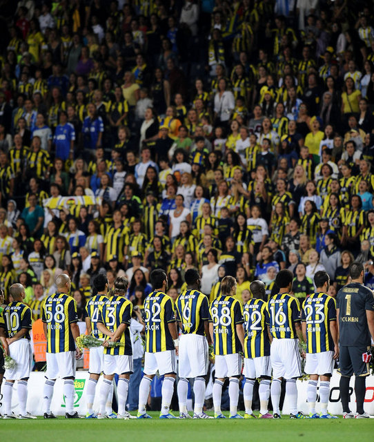 Statta herkes oynuyor, bağırıyor, coşku var, futbol elden mi gidiyor erkekler! -