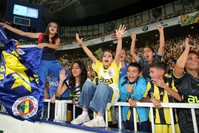 Fenerbahçe kadın tribünü, bugün bilimsel olarak kanıtlamıştır ki, kimlik inşaası anne ve kadın-merkezli; bu erkekler tamamen kadın yapımıdır