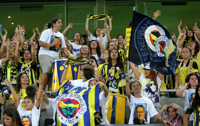 - "Tribündeki kavganın formalar yüzünden çıktığı belirtildi. Pişti olan - kadınlar birbirine girdi!" -