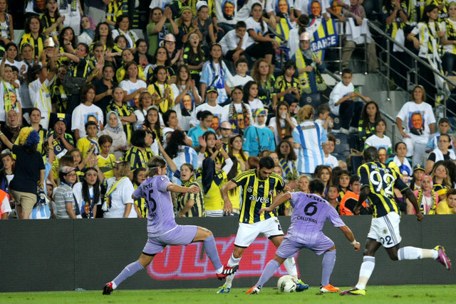 "Sahaya atılacak şeyler hiç bu kadar çeşitli olmamıştı: Ayna, oje, parfüm, - ıslak kek yaprak sarma." -