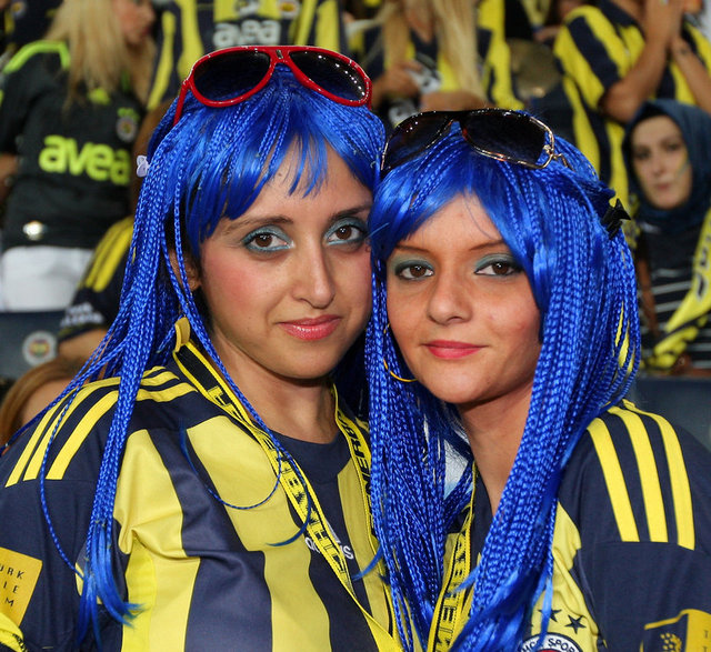 41 bin seyirci takım atak yaparken çığlık atıyor , futbolcu olsam stattan koşarak kaçarım