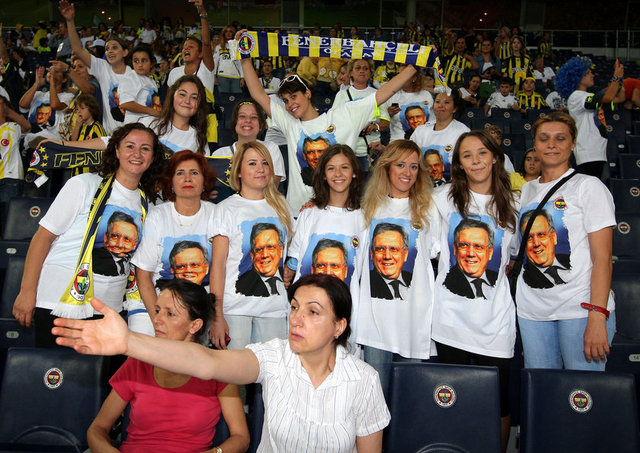 Record: Hangi fotoğraf daha güzel? Kadınların tribünde oluşturduğu görüntü muhteşem