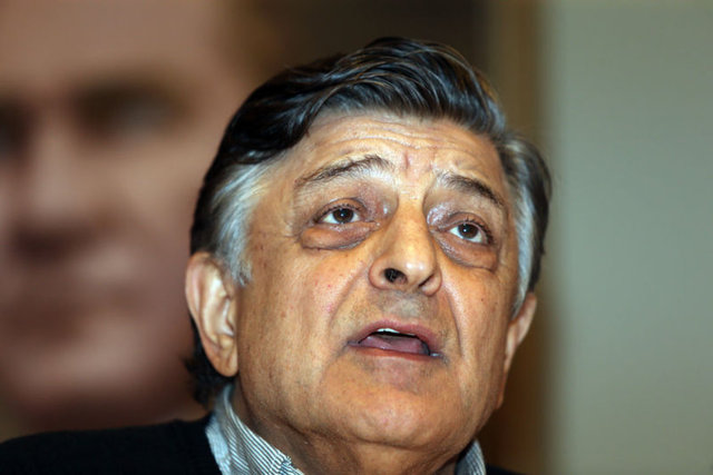 Yılmaz Vural: "Galatasaray'ın başına geçeyim, 50 binden az taraftara oynamam. Bunun garantisini veriyorum. Sosyal medyaya bakın; Galatasaray taraftarı takımın başında en çok beni görmek istiyor. Yabancıların şeyinde boncuk mu var? Prandelli'den daha iyi hocayım. Ondan daha iyi eğitim aldım"