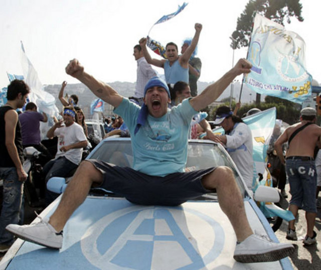 "Yarın yine borçlarım olacak ama bu gece kral benim" Şampiyonluk kutlamaları sırasında Napoli taraftarları...