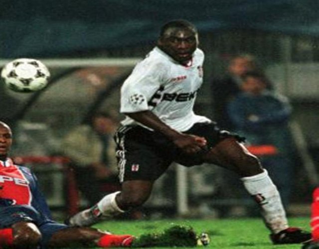 Spiker: "Hükümet yetkililerinin futbolla ilgili olması konusunda ne düşünüyorsunuz?" Amokachi: "Çok normal, ikimiz de trübünlere oynuyoruz"