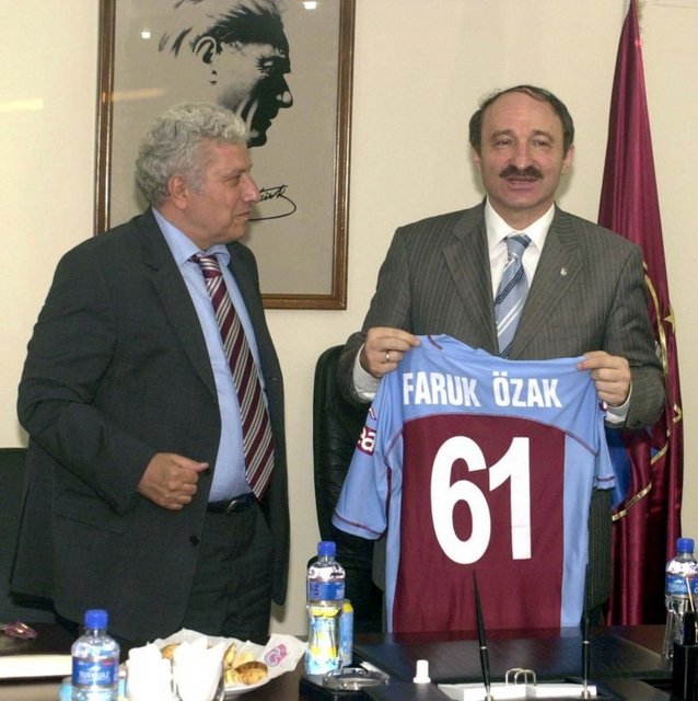 "Şota ve Arçil'i getirdik. Bunlar 6 ay önce bizde kiralık oynamışlar ve çok gol atmışlardı. Biz de düşünmeden aldık. Ama kötü oynuyorlardı. Artık 4. maça geldik. Biz önde oturuyoruz. Arkadan biri bağırıyor. 'Ha bu yönetim ne kadar geri zekalıdır. Aynı adamlardan iki tane almış' diye." Faruk Özak (Trabzonspor Kulübü Eski Başkanı)