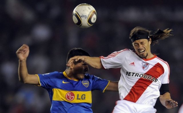 "Biz futbolun sahte dünyasının içindeyiz. Bu tamamen düzmece bir dünya. Bizlere, basit bir oyun oynamamız için milyon dolarlar veriyorlar, ama biz sadece sistemin devam etmesi için kendini satan köleleriz. Ben sadece futbolcu Almeyda, değilim. Ben bir babayım, bir insanım, bir çiftçiyim... Ve futbolun içinde kaldığım hergün gerçek Almeyda'dan uzaklaşıp kişiliğimi yitiriyorum." - Jesus Almeyda