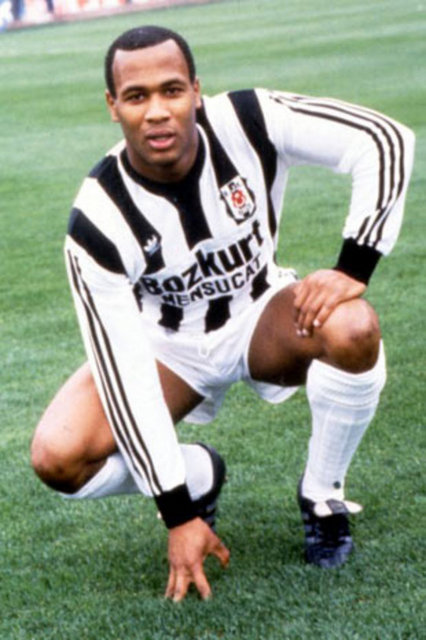 "Recep uyuma Madida'ya sahip çık" Beşiktaş'ın eski futbolcularından Fani Madida'ya, rakip defans oyuncusunun yaptıgı sert faulden sonra Beşiktaş taraftarının Recep Çetin'e hitaben yaptığı tezahürat!