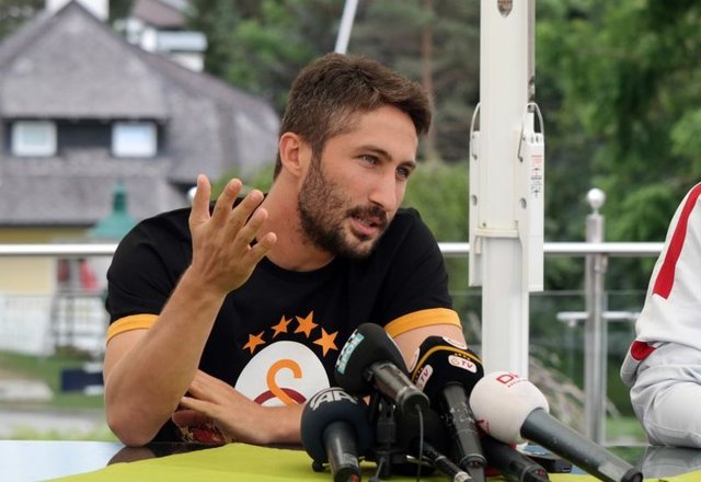 Sabri Sarıoğlu: "Kötü oynasam bile canımı dişime takarak mücadele ediyorum. Dünyanın en iyisi Messi bile kötü bir maç çıkarabiliyor"