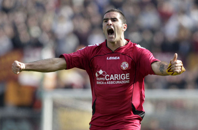 "Livorno'yu eşimden daha çok sevdiğimi söylüyorlar. Bu kesinlikle yanlış. Eşimi de en az Livorno kadar seviyorum." - Lucarelli