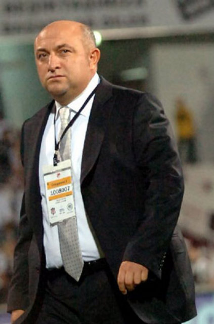 "Kezman benim gibi... Ben de çok top oynamak istiyorum ama halim yok. Kezman da öyle... O da çok istiyor oynamak ama oynayamıyor. Geliyor, gidemiyor. Ben de geliyordum, gidemiyordum" Sinan Engin