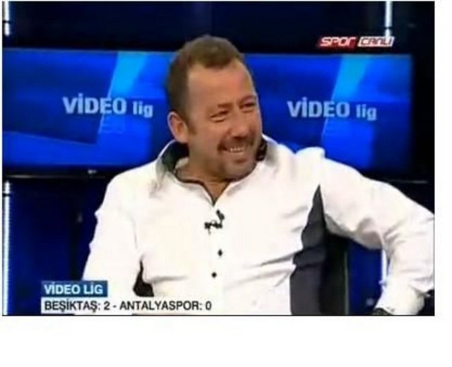 Sunucu: "Sergen, 18 yaşından küçüklerin de iddaa oynadığı görülüyor, onlara ne söylemek istersin?" Sergen Yalçın: "Almanya Ligi'nden uzak dursunlar çok sürpriz oluyor."