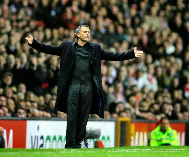 Gazeteci: "Takım yorgun muydu?" Mourinho: "Yorgun? Günde 15 saat çalışıp ayda birkaç yüz euro kazanıp evine dönen baba yorgun olur. Biz değil"