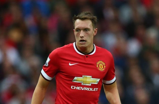 Phil Jones: "Wayne Rooney antrenmanlarda mutlu ve gayet rahat. Hatta bize, o kötü şakalarından bile yapıyor."