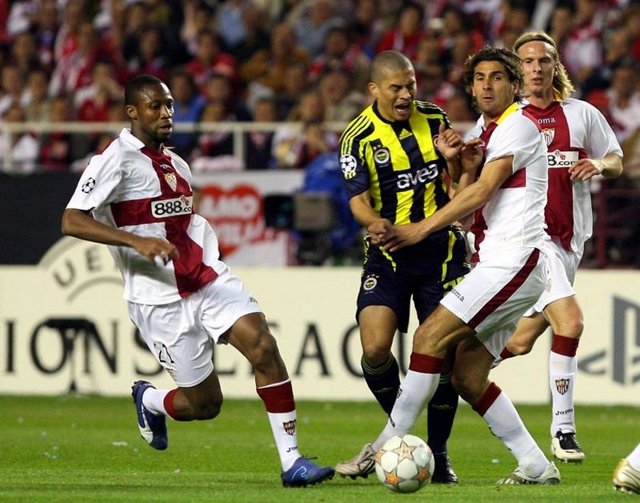 "Futboldaki 21 yıllık yaşantımda, hiçbir zaman buna benzer bir ortam görmedim. Yunanlılar Türklerin parmak uçlarına bile gelemezler" Sevilla Başkanı Jose Maria Del Nido (Kadıköy'deki Fenerbahçe maçı sonrası...)