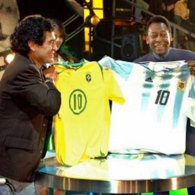 Pele'den Maradona'ya...: "Allah vergisi bir yeteneği var. Bu yüzden hep şanslı oldu. Hayatında tüm olan bitene rağmen hala onunla kontrat imzalayan insanlar var. Eğer bu insanlar daha bilinçli olsalardı bunu yapmazlardı" Maradona'dan Pele'ye...: "Pele kimin umurunda. O artık bir müzeye ait"