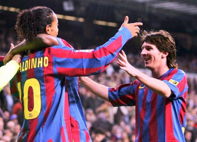 Lionel Messi: ''Ronaldo mu yoksa sen mi diye soranlara, Ronaldinho'nun hala hayatta oldugunu söyleyip konuyu kapatıyorum. ''