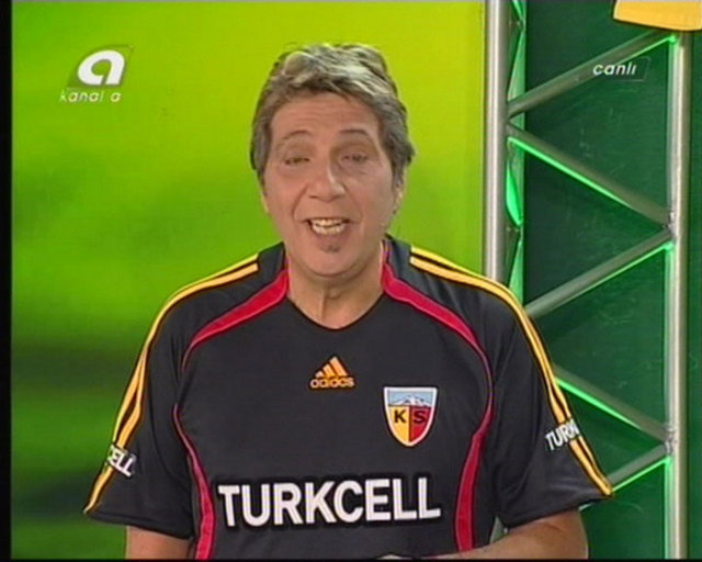 "Bir Fransız bir Almandan, bir Türk ve bir İngiliz takımlarının maçında özür diliyor" Ümit Aktan (Manchester Utd-Galatasaray maçında Cantona Stumpf'a yaptığı faulden sonra özür dilerken...)