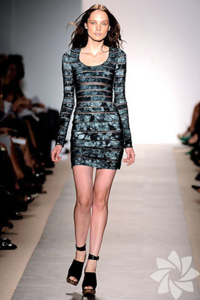 Kısa elbise: Güzel bacaklarınız varsa uzun kollu kısa elbiseler sizin için vazgeçilmez olacaktır. Hem çekici görünüp hem de serin havalarda üşüme olsılığınızı ortadan kaldırmış olursunuz.  - 