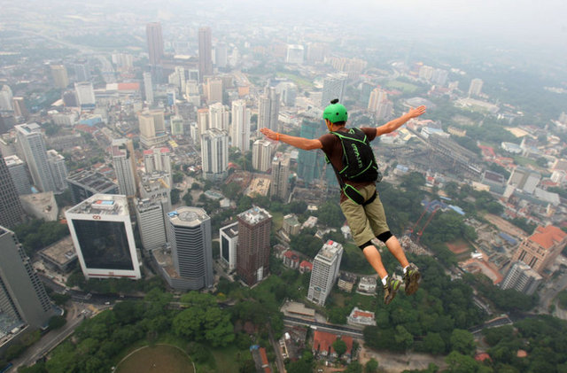 Dünyanın en iyi base jump sporcularından biri olan ABD'li Nick Whitmer'ın atlayışı ise nefes kesti.