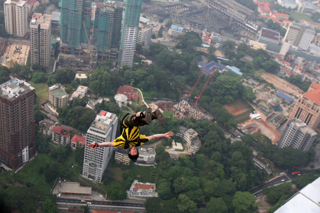28 ülkeden yaklaşık 98 base jump sporcusunun katıldığı etkinlikte adrenalin tutkunları kendilerini 421 metre yükseklikteki Kuala Lumpur Kulesi'nden aşağı bıraktı.