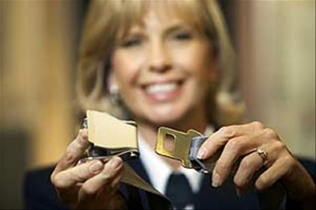 SOĞUKKANLI OLUN, EMNİYET KEMERİNİ SAKİNCE ÇÖZÜN! - Kaza olduğunda gözlemlenen en belirgin sorunlardan birisi de, insanların panik halindeyken nasıl açabileceklerini bildikleri halde emniyet kemerlerini çözmekte güçlük çekmeleri yönünde olduğu söyleniyor.