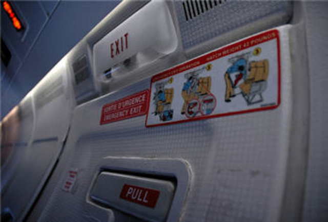 ACİL ÇIKIŞA KAÇ SIRA UZAKTASINIZ, SAYIN! - Uçak havalanmadan önce yolcuların oturdukları sıranın, her iki çıkış kapısına kaç sıra uzaklıkta olduğunu saymaları tavsiye ediliyor. -  -