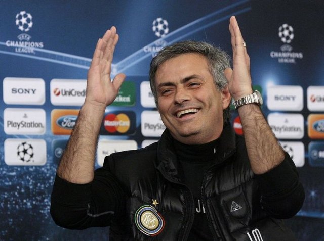 Barcelona-Real Madrid maçı için ''Benim için bir maç daha o kadar'' görüşünü yineleyen Mourinho, ''Eğer pazartesi günü kazanırsak bir gün sonrası salı olacak. Kaybedersek de bir gün sonrası salı olacak. Yani her şekilde zevkini çıkartıp, çalışmaya devam etmeliyiz. Ama bir Barça-Real Madrid maçının özel olduğunu, tüm dünyanın merak ettiğini biliyorum'' görüşünü savundu.