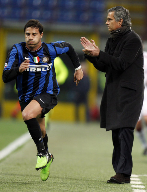 Zlatan-Eto takası hakkında'' Sadece aptal bir antrenör İbrahimoviç'i kaybettiği için üzgün olmadığını söyleyebilir ancak onun yerine gelen oyuncuyu beğenmemek de yalnızca aptal birinin söyleyebileceği bir şey" dedi.