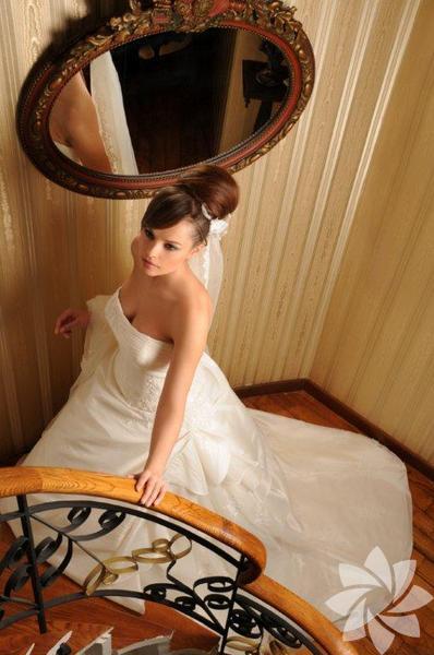 Kova Burcu Gelinliği: Kimsenin düşünemeyeceği kadar farklı detaylara sahip bir gelinlik ararlar. Tarihsel özellikleri olan ve bir dönemi temsil eden kostümleri düşünerek gelinlik modellerini belirlerler. Yunan mitolojisi, Fransız kadınının korsajlı ve kabarık elbisesi, 16 yüzyılın çizgileri onları etkiler. Diğer taraftan kumsalda çıplak ayak yürüyecekleri veya kırda papatyalar arasında koşabilecek kadar rahat gelinlikleri de severler. Kendilerine güvenleri tam olan kova gelinleri bu özelliklerini gelinliklerine de yansıtır.