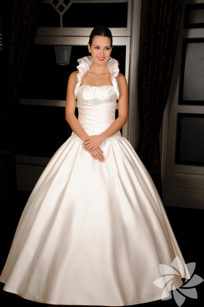 Oğlak Burcu Gelinliği: Oğlak kadınların olmazsa olmazı kraliyet asaletine yakışır bir şıklıktır. Her zaman saraylara yakışır bir ihtişama sahip olma duygusu vardır. Kuyruk vazgeçilmezleridir. Çok işli gelinlikler isterler. Önemli olan ise bu isteklerinin modern çizgilerle birleştirilmesidir.