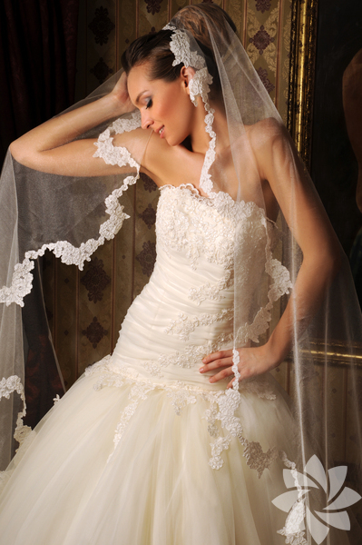 Yay Burcu Gelinliği: Ateş grubu olan yay gelinleri seçimlerini gösterişten yana kullanırlar. Fakat sanatçı kimlikleri veya kve özgürlükçü yanları onarlı her zaman çılgınca farklı bir çizgiye götürür. Kabarık ve kuyruklu bir gelinlikle düğün mekânına girip rahatlığı için birkaç saat sonra mini bir gelinlikle aranıza katılabilirler.