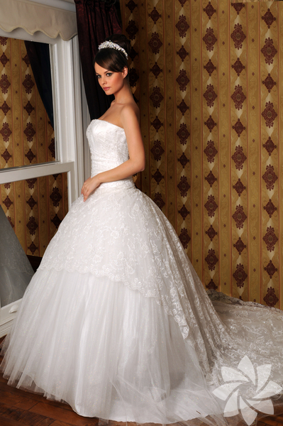 Aslan Burcu Gelinliği: Aslan gelinleri için söylenebilecek tek kelime "iddia"dır. Bunu sadelikle de ihtişamla da yapabilirler. Onlar için salona girişlerinde misafirler üzerinde bırakacakları ilk intiba çok önemlidir. Bu yüzden kraliçelere layık büyüleyici bir havaya bürünürler. Diğer taraftan da sade ama seksi bir gelinliği de tercih edebilirler. O gün onlar için tam bir peri masalıdır.