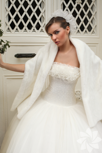 Boğa Burcu Gelinliği: Venüs'ün etkisindeki boğa gelinleri her zaman güzellik üzerine odaklıdırlar. Sırt ve göğüs dekoltesi onlar için vazgeçilmezdir. Kadınsı tüm detayları gelinliklerinde kullanırlar. Dekolte ve ışıltılı gelinlikleri tercih ederler. Anlayacağınız seksapalite ön plandadır.