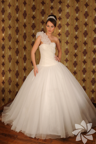 Yengeç Burcu Gelinliği: Romantik kimlikleri onları masum ve sade gelinliklere yönlendirir. Zarif ışıltılardan hoşlanırlar. Daha çok uçuşan gelinlikleri tercih ederler. Kumaşın hafifliği ve rahatlığı ön plandadır. Kendilerine batan, sıkan her türlü detaydan uzak dururlar.