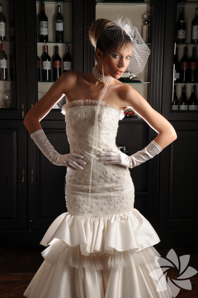 İkizler Burcu Gelinliği: Burcunun özelliği olan çift karakterlerinin etkisi ile gelinlik seçiminde en çok zorlanan burçlardır. Bir yanları sade ve farklı bir gelinlik isterken, diğer yanları gösterişli gelinlikler beğenir. Bu ikilem onları çok yorar, her zaman iki gelinlik arasında kalırlar ve son kararı vermek genelde bana kalır. Gelinlik tesliminde "Nazan hanım öbürü daha mı güzeldi acaba?" sorusu bir tek ikizler burcundan gelir.