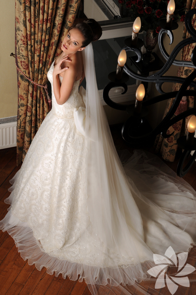 Balık Burcu Gelinliği: Bir gelinlikte olabilecek tüm detayları kullanmak isterler. O gün onlar için unutulmaz bir peri masalıdır. Taşlar ve incilerden aldıkları yansımalarla kendilerini denizkızı gibi hissederler. Gelinliklerinde pastel tonlarda kurdele fiyonk takmayı severler.