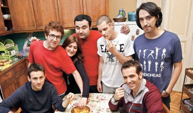 Görkem Şarkan, Gökhan Çetin, Ozan Özcan, Berke İnci, - Caner Özyurtlu, Emre Yetim sahnelerini beklerken - mutfakta dekorda kullanılacak cipsi yiyorlardı. Aralarına - girip bir tane yemeye çalıştım.Önce bu fikre sıcak bakmasalar - da, daha sonra kibarlık yapıp ikramettiler.