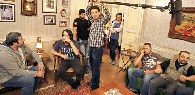 İlker Aksum şüphesiz bir hiperaktif. Sette her an - her yerde. Şebnem Bozoklu'ya Twitter'dan mesajlar - okutuyor, ekip arkadaşlarıyla oyun oynuyor, boom - mikrofonunu kapıp nasıl kullanıldığını öğrenmeye - çalışıyor. Kardeşleriyle muhabbet ediyor. - Ama bunların hepsini birkaç dakika içinde yapıyor.