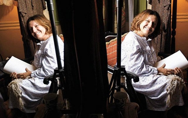 Ayşenil Şamlıoğlu dizideMehpare Hanımolarak - herkesi korkudan titretse de, setin adeta ablası. - Herkese güleryüzlü davranıyor. Sahne aralarında da - sessiz bir odada rolüne hazırlanıyor.