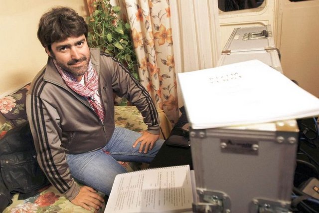 'Bizim Yenge'nin yönetmen koltuğunda 'Sultan Makamı', 'Ihlamurlar Altında', 'Bu Kalp Seni Unutur mu?' dizilerinin yönetmeni Aydın Bulut oturuyor. Sahne çekerken sakin ama disiplinli tavrıyla kalabalık evde çıt bile çıkmıyor.